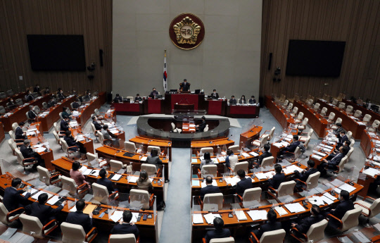 정성호 국회 예산결산특별위원회 위원장이 25일 오전 국회 예결위 전체회의에서 4차 재난지원금 지급을 위한 15조원 규모의 추가경정예산안을 통과시키고 있다.  연합뉴스